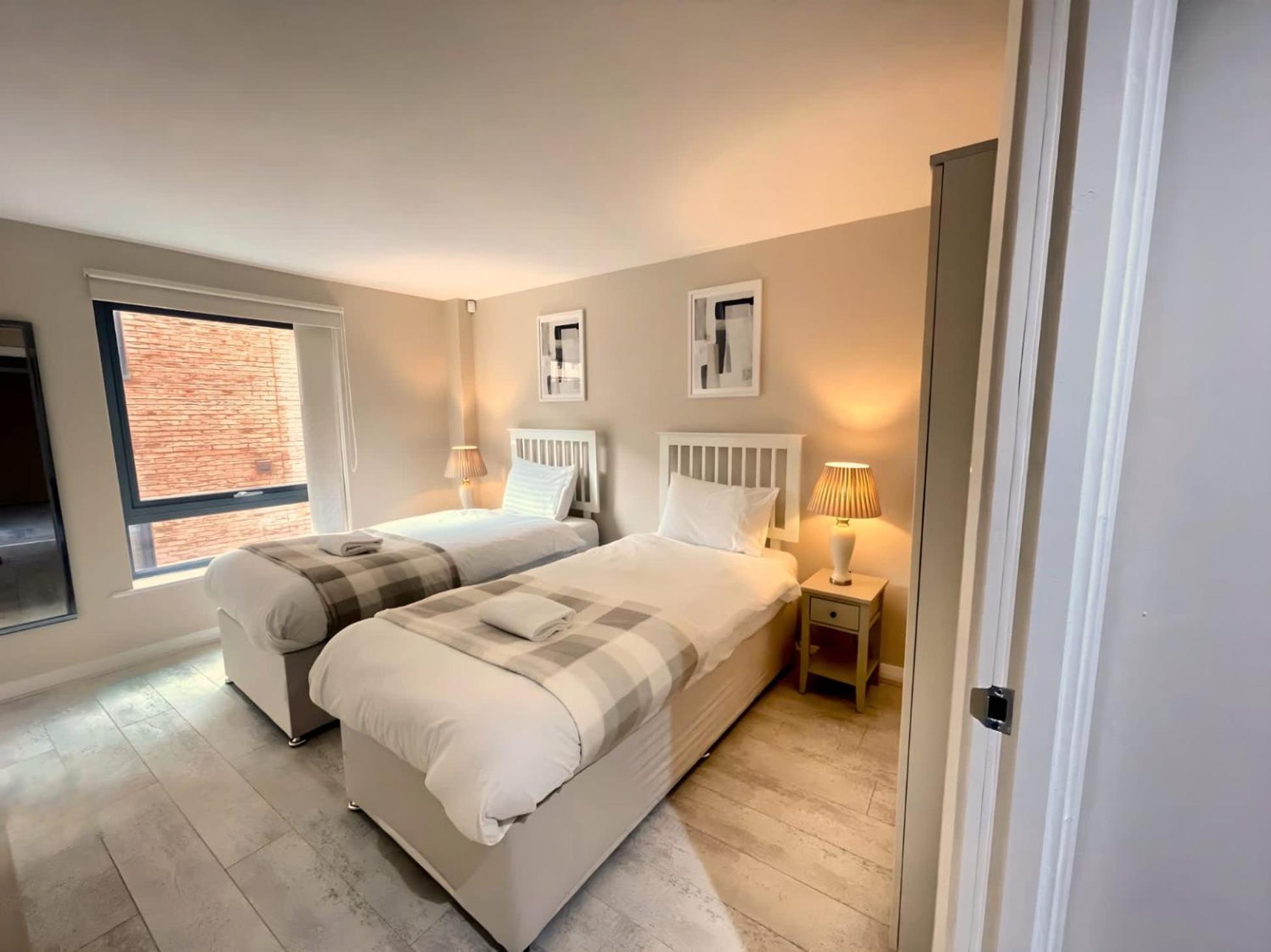 The Urban Retreat Sleeping 6 Guests With Parking & Balcony Apartment Liverpool